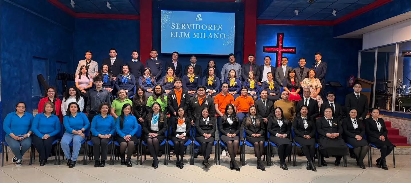 Foto di gruppo dei collaboratori di Elim Milano