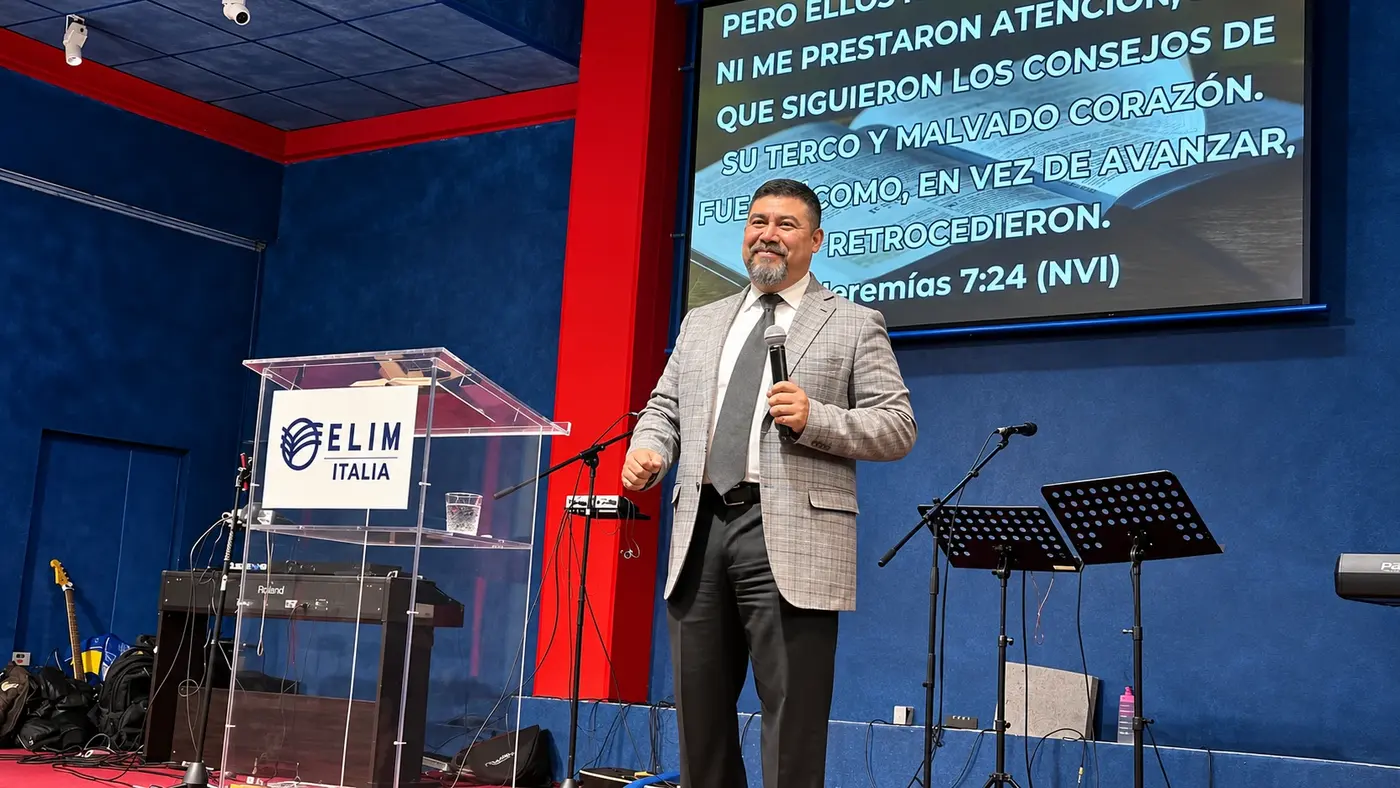Un predicatore durante il culto