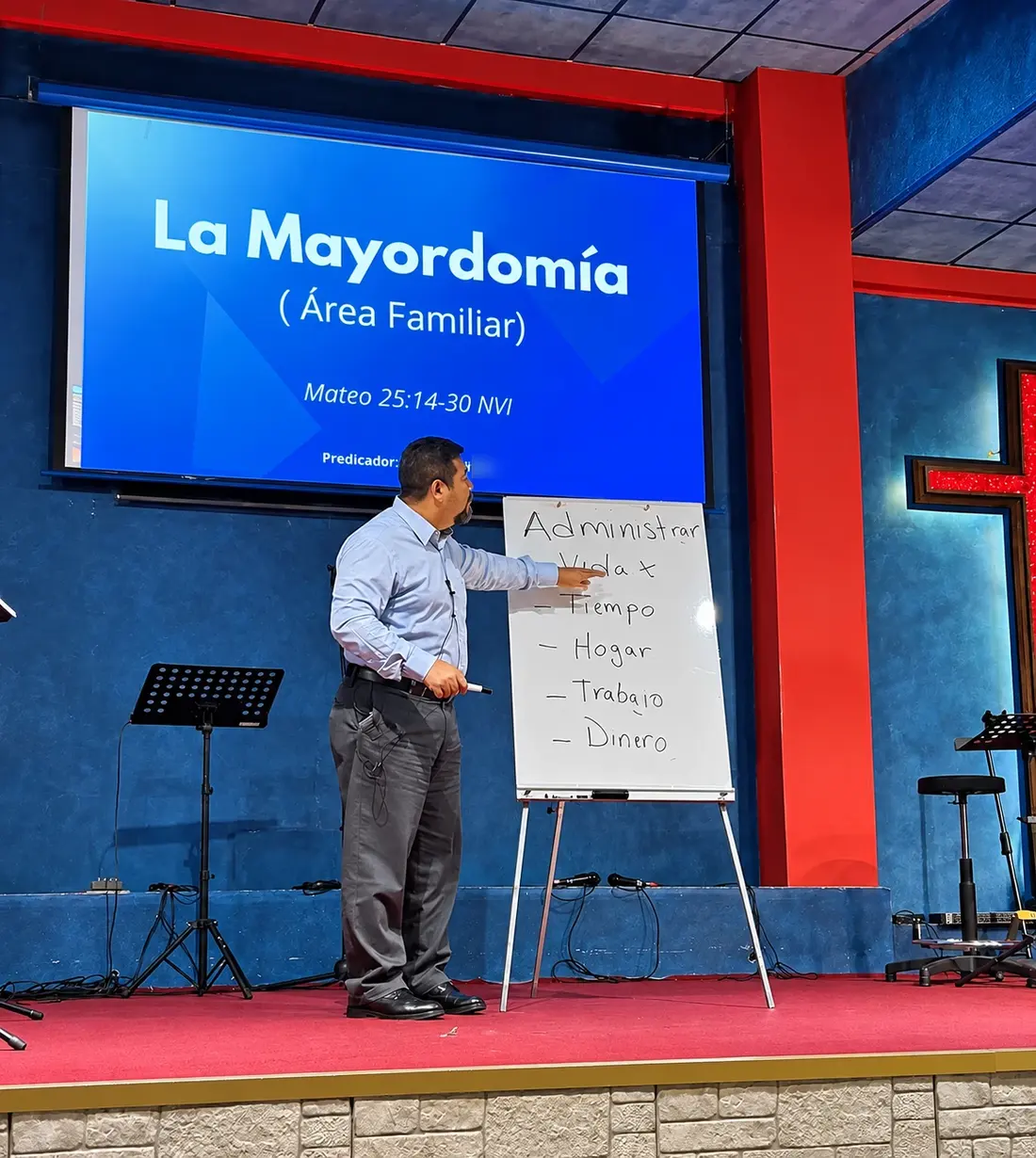 Un insegnante con la lavagna durante una lezione biblica